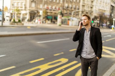 Sokaktaki cep telefonlu genç adam.