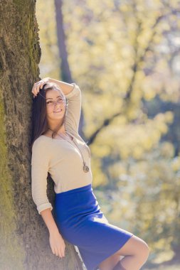 Genç kadın sonbahar ormanında