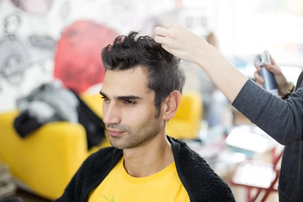 Young man at hairdresser — Stock Photo, Image