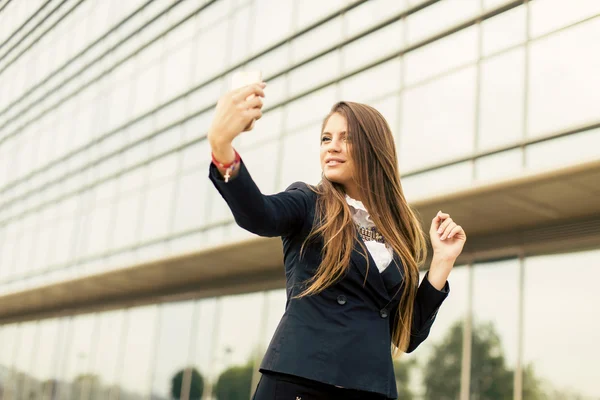 Ung kvinna med en selfi med mobiltelefon — Stockfoto