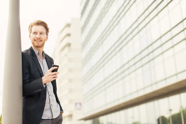 Joven en la calle con teléfono móvil — Foto de Stock