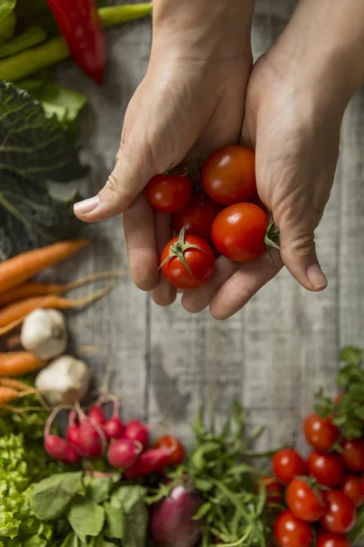 Свежие продукты на столе — стоковое фото