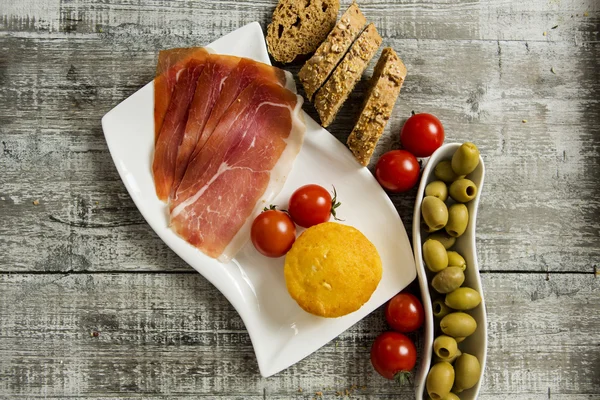 Alimentos frescos na mesa — Fotografia de Stock