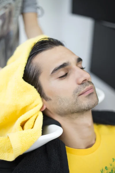 Junger Mann beim Friseur — Stockfoto