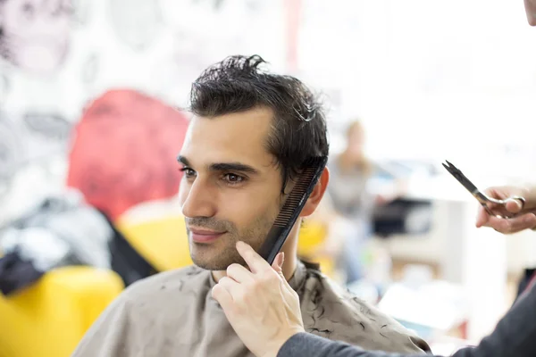 Young man at hairdresser — Stock Photo, Image