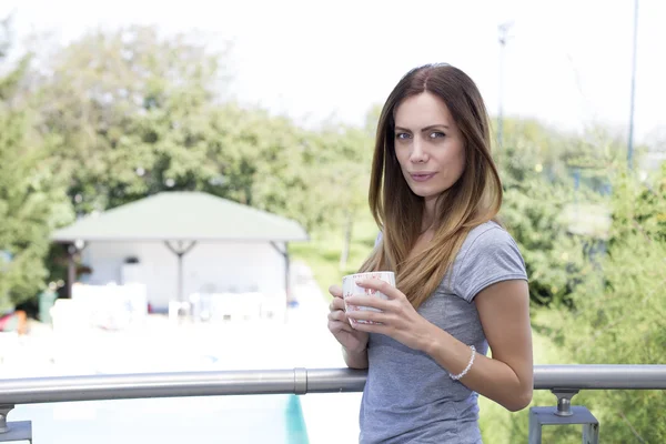 Mujer joven tomando un café en la terraza —  Fotos de Stock