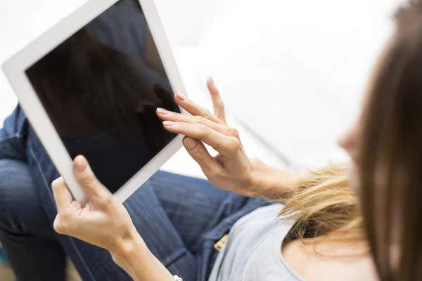 Jovem com tablet em casa — Fotografia de Stock