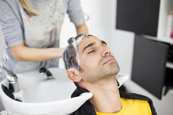 Young man at hairdresser — Stock Photo, Image