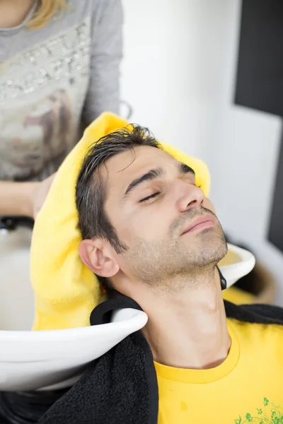 Young man at hairdresser — Stock Photo, Image