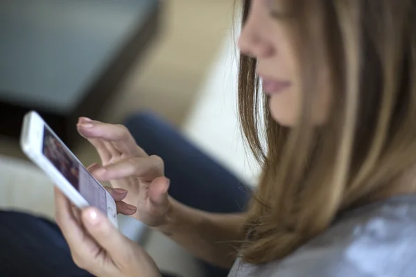 Ung kvinna med mobiltelefon — Stockfoto