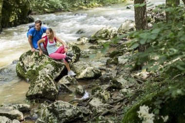 Genç bir çift ormanda yürüyüş yapıyor.