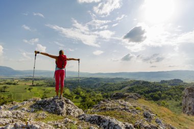 genç kadın dağda hiking