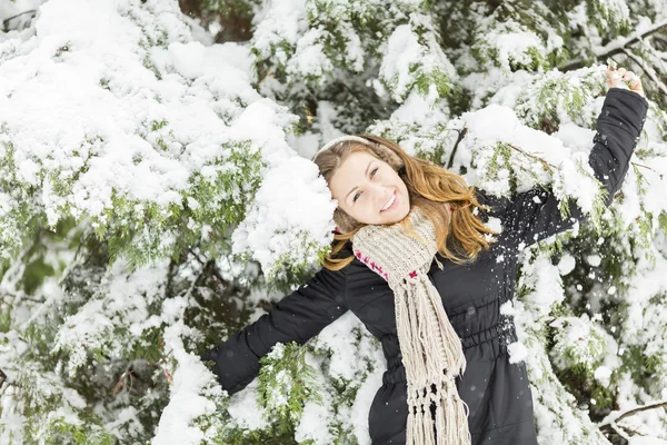 Mujer joven en invierno —  Fotos de Stock