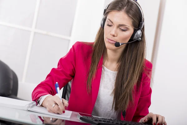 Mooie jonge vrouw in het kantoor — Stockfoto