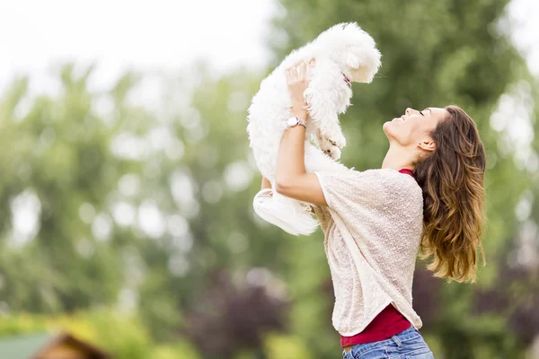 犬を連れた若い女性は — ストック写真