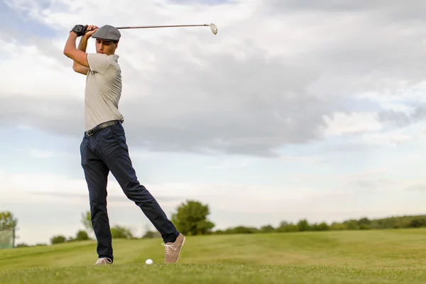 Junger Mann beim Golfspielen — Stockfoto