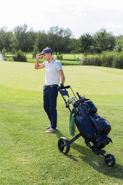 Giovane uomo che gioca a golf — Foto Stock