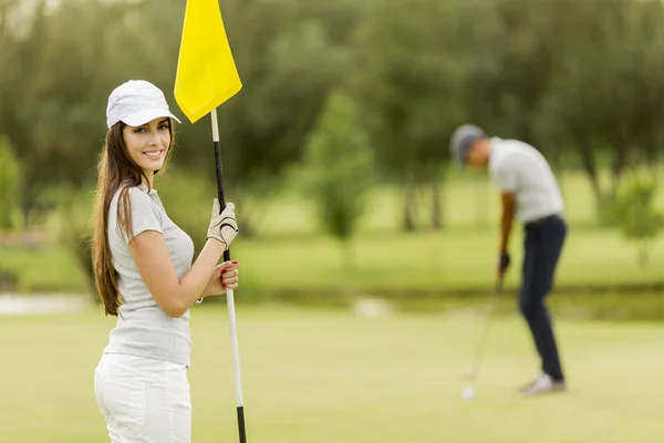 Молода пара грає в гольф — стокове фото