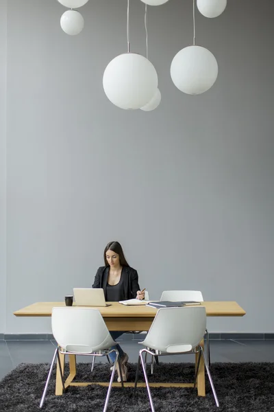 Jeune femme dans le bureau — Photo