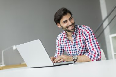 Ofisteki genç adam.