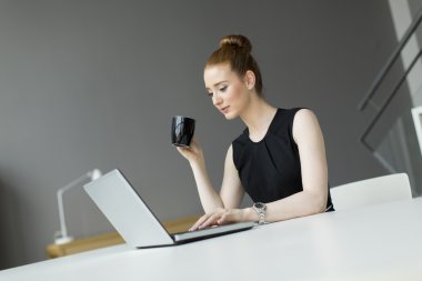 Ofisteki genç bayan.