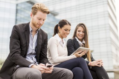 genç iş adamları açık havada