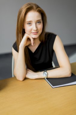 Ofisteki genç bayan.
