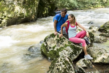 Genç bir çift ormanda yürüyüş yapıyor.