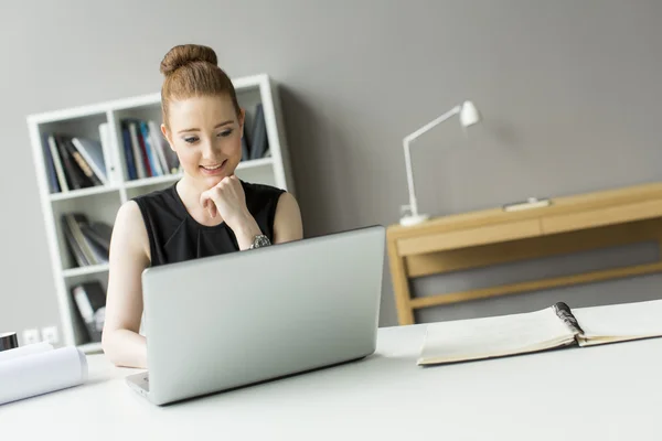 Jonge vrouw in het kantoor — Stockfoto