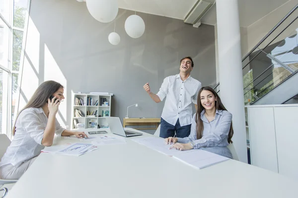 Junge Leute im Büro — Stockfoto