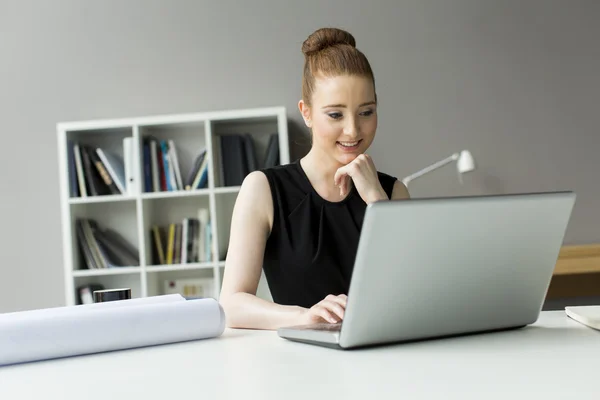 Jonge vrouw in het kantoor — Stockfoto