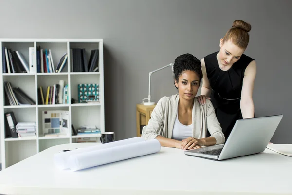 Junge Frau im Büro — Stockfoto