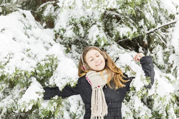 Young woman at winter time — Stock Photo, Image