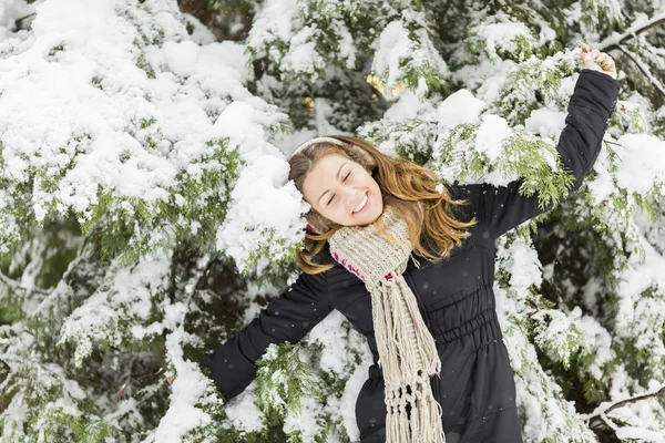 Young woman at winter time — Stock Photo, Image