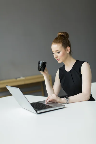 Jeune femme dans le bureau — Photo