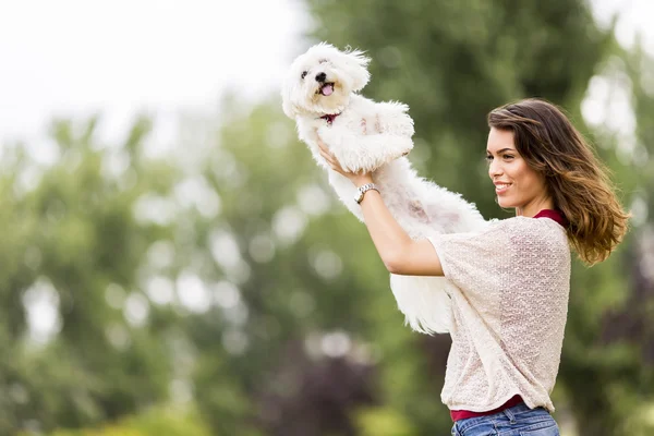 Ung kvinna med hund — Stockfoto