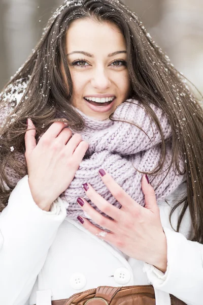 Jovem mulher no inverno — Fotografia de Stock