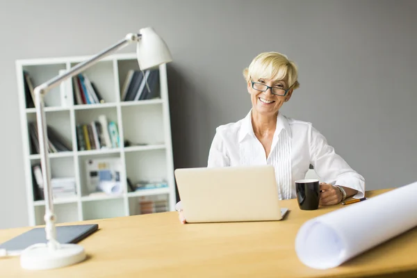 Mulher no escritório — Fotografia de Stock