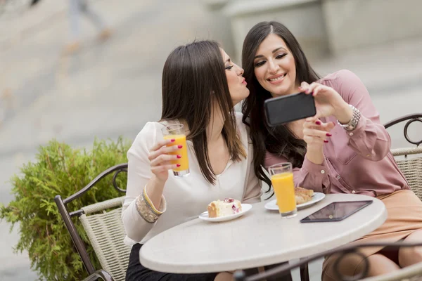 Mujeres jóvenes en la cafetería — Foto de Stock