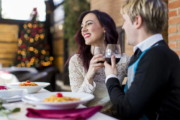 Romantisch paar in restaurant — Stockfoto