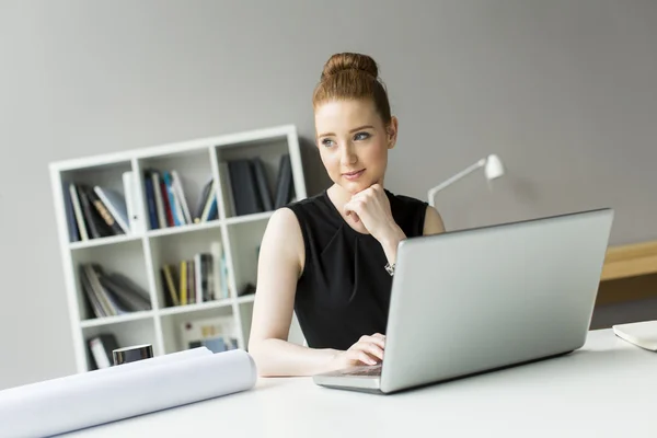 Jeune femme dans le bureau — Photo