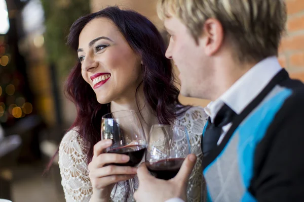 Romantisch paar in restaurant — Stockfoto