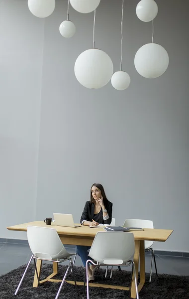 Jeune femme dans le bureau — Photo