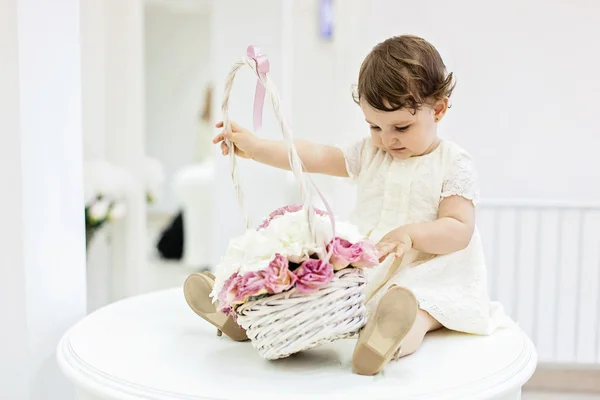 Bebé con cesta de flores —  Fotos de Stock