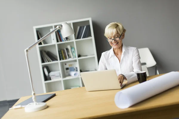 Vrouw op kantoor — Stockfoto