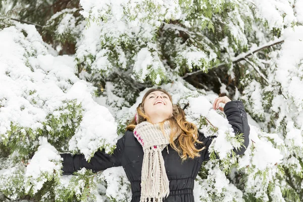 Jeune femme à l'heure d'hiver — Photo