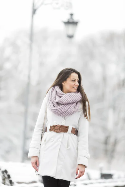 Jonge vrouw op winter — Stockfoto
