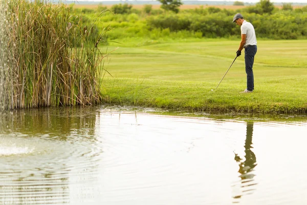 Ung man spelar golf — Stockfoto