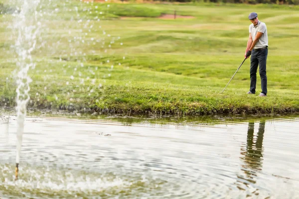 Молодий чоловік грає в гольф — стокове фото