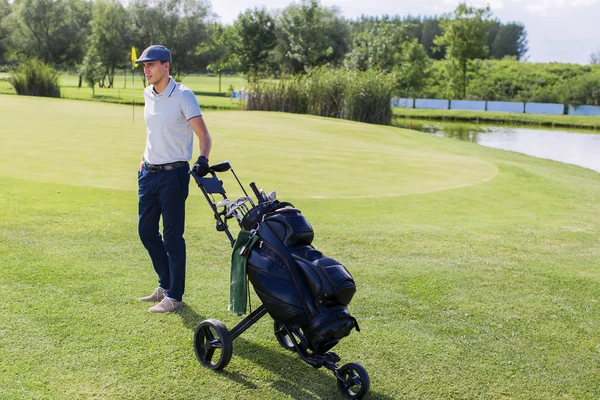 Jovem jogando golfe — Fotografia de Stock